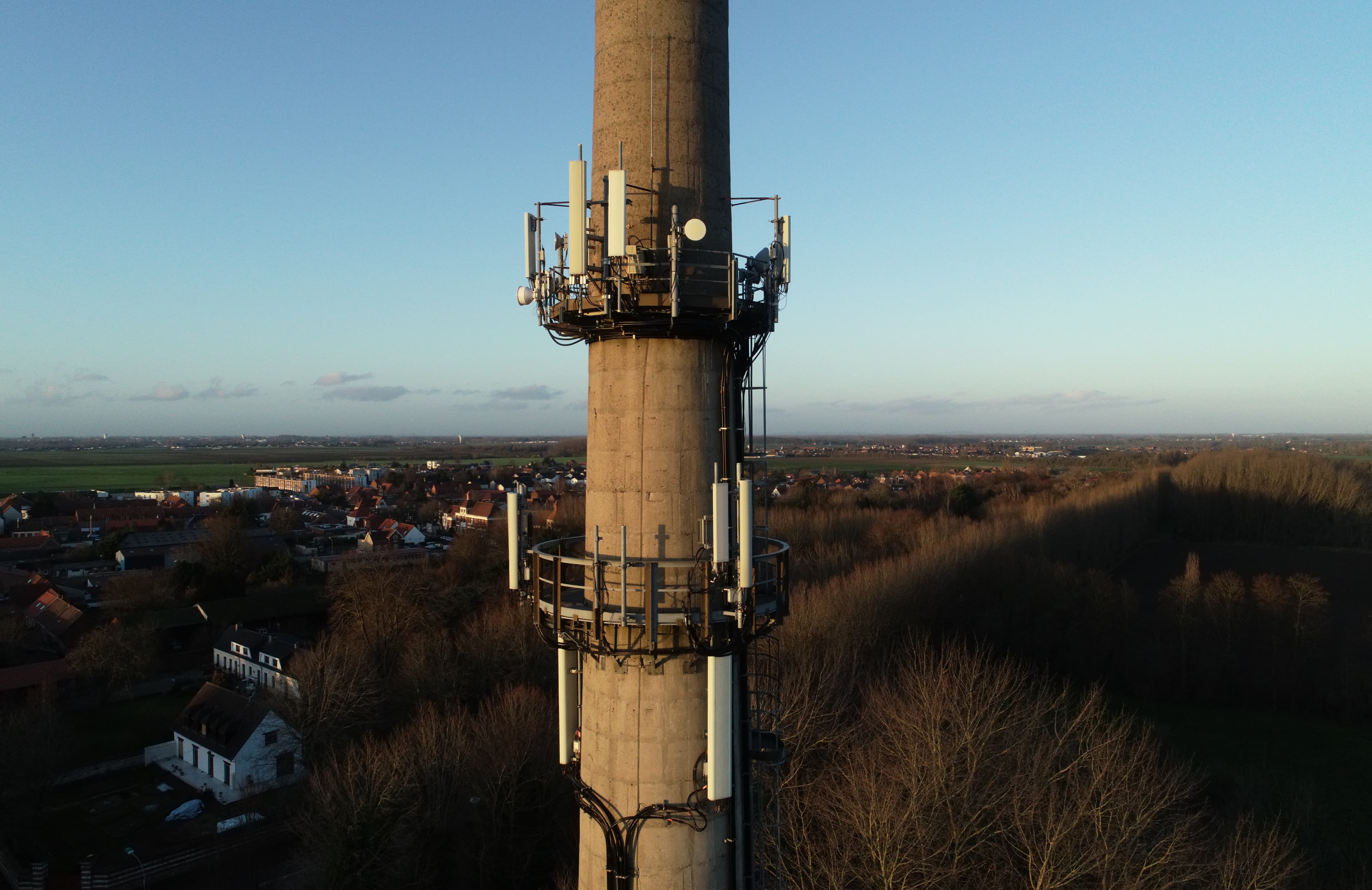 Vue aérienne d'infrastructures réseaux et télécommunications