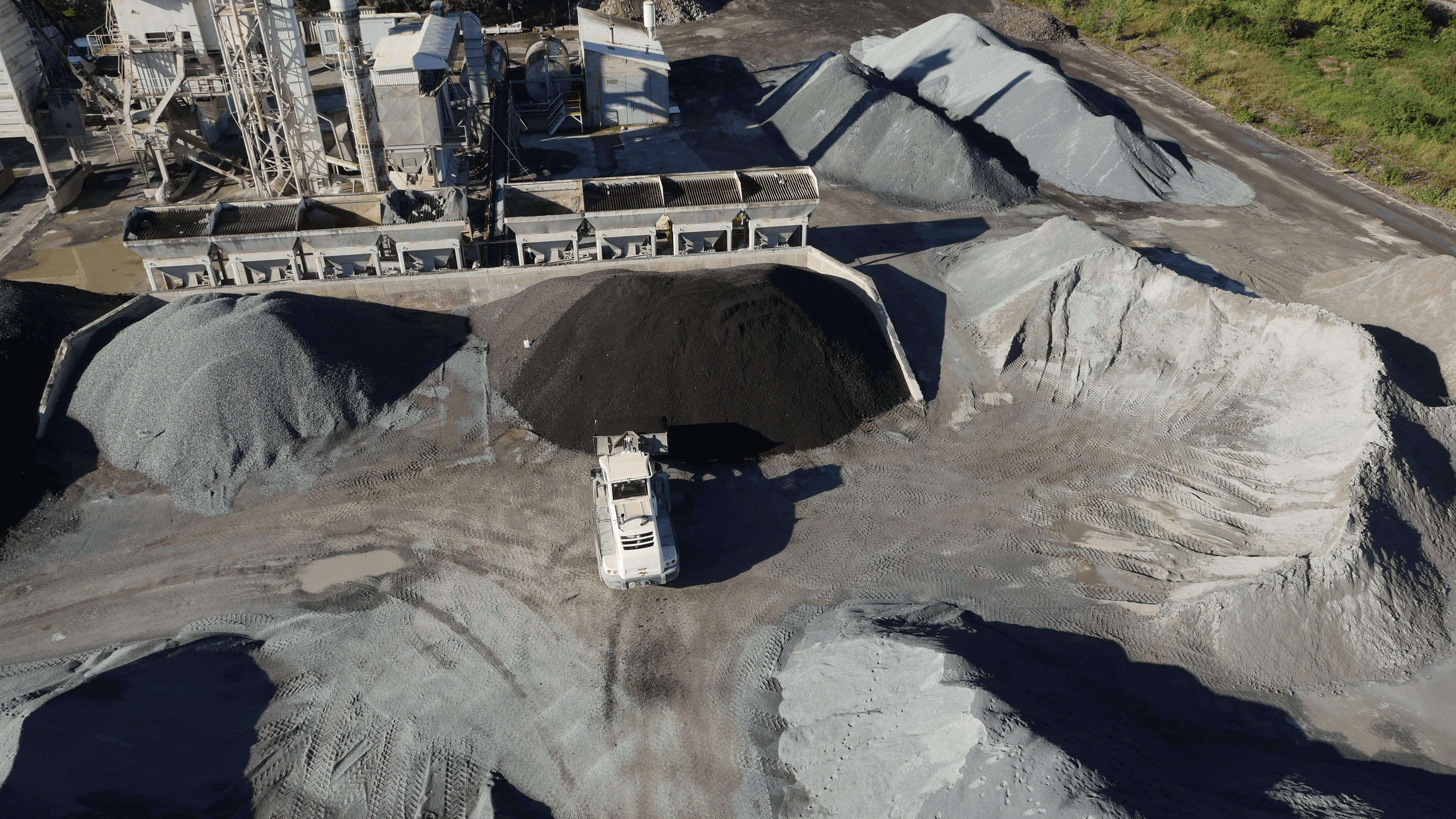 Stock de matériaux en carrière vu par drone