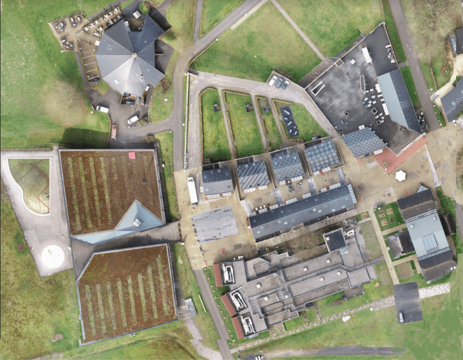 Orthophoto géoréférencée d'un site de loisir avec bâtiments et plan d'eau