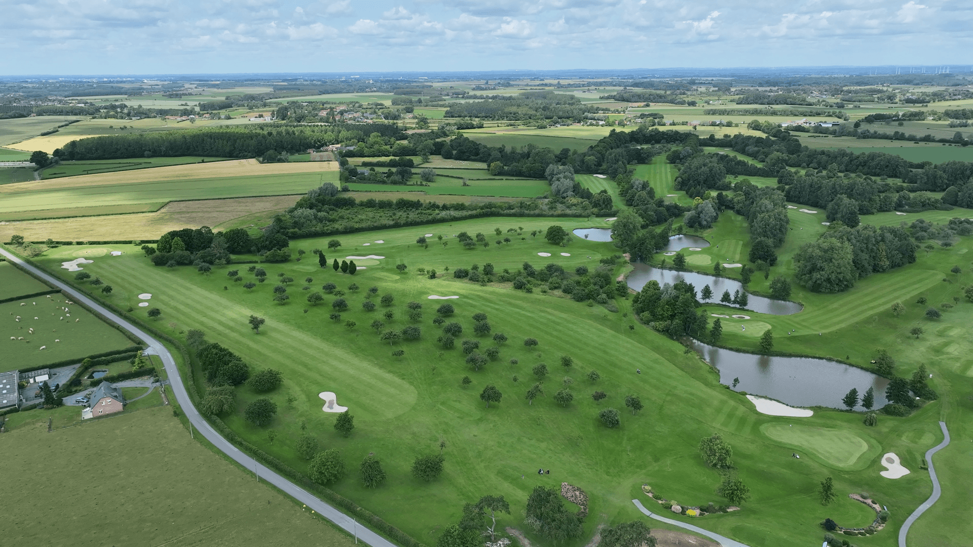 Vue aérienne d'un parcours de golf par drone