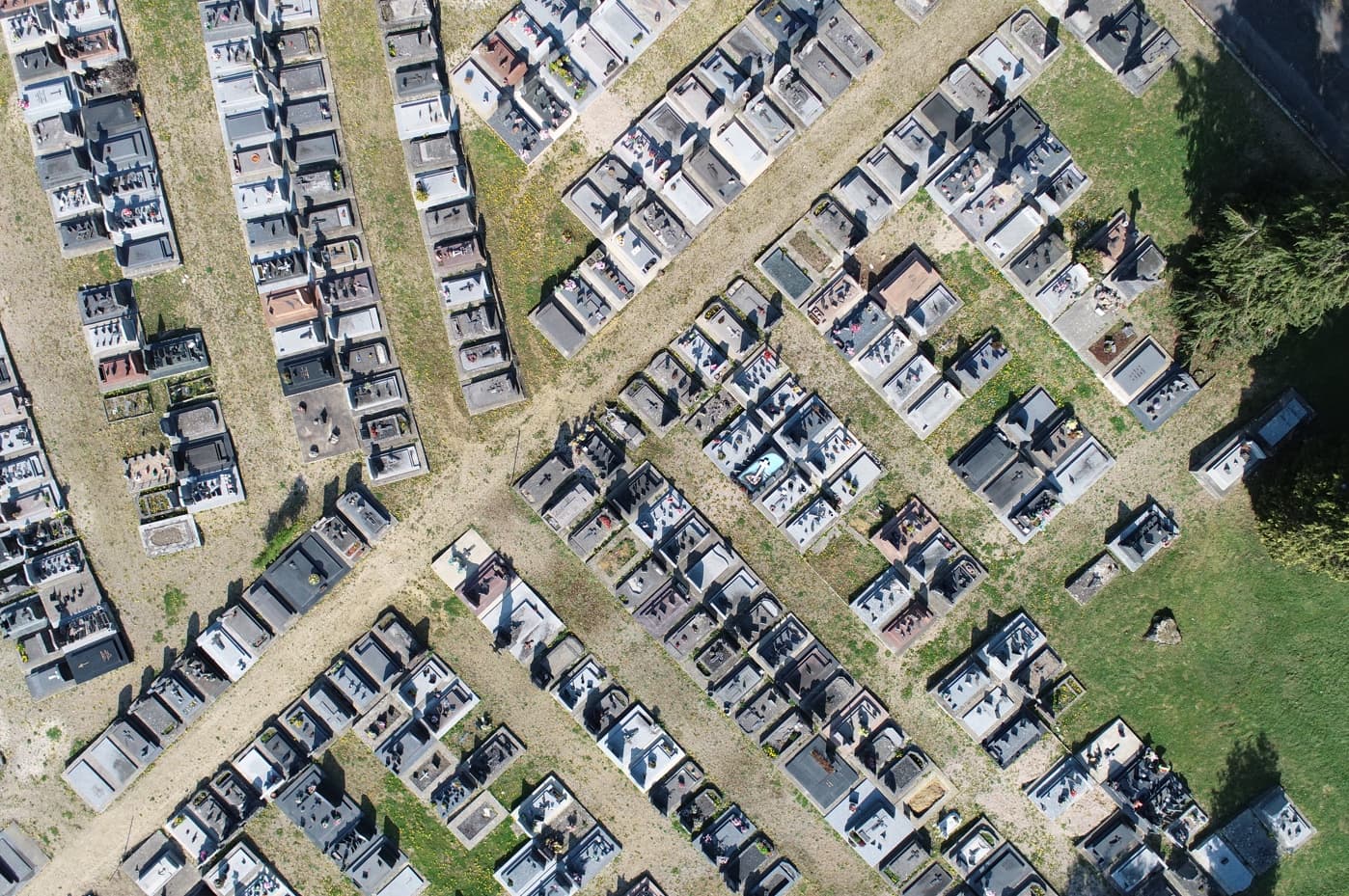 photo horizontale par drone de cimetière