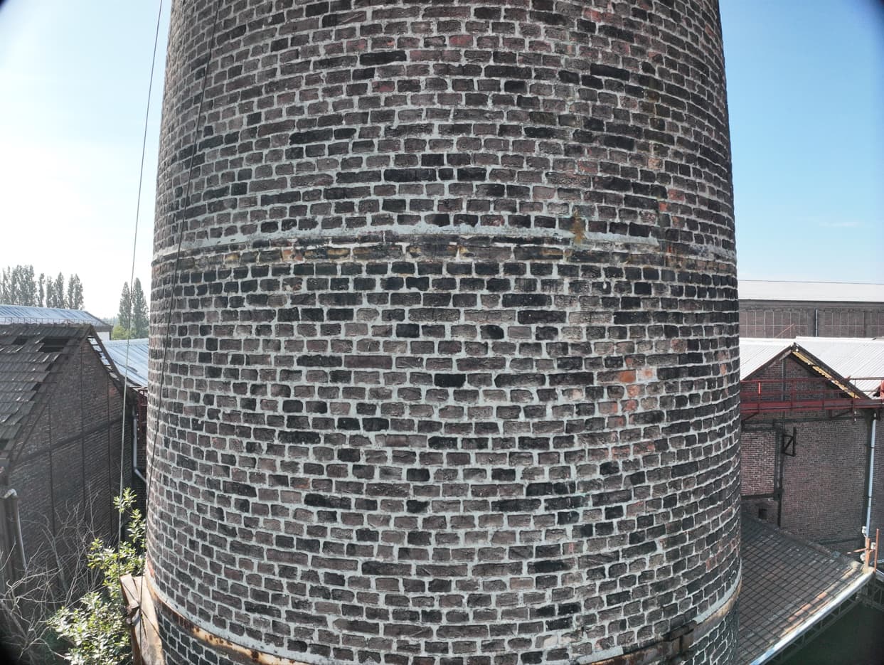 inspection visuelle haute résolution d'une cheminée industrielle en brique par drone