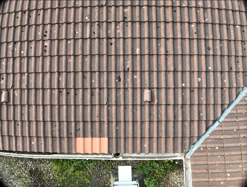 photographie d'une toiture en tuiles réalisée lors d'une inspection par drone